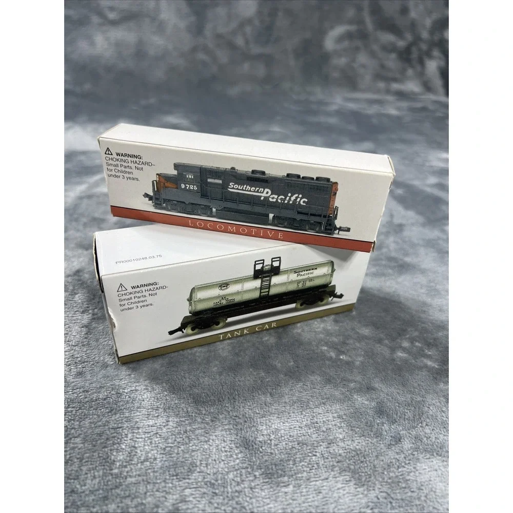 Southern Pacific Locomotive + Tank Car RR # 9794 GP-60‎ Train Set Lot of 2 NEW
